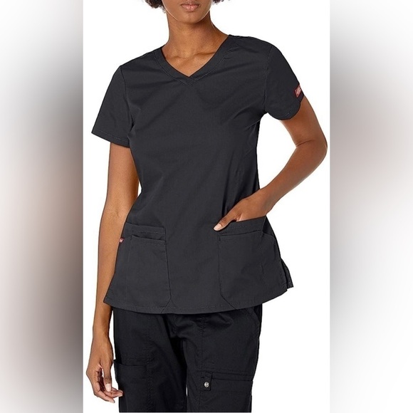 Dickies, Women’s Eds Signature V-Neck Top with Multiple Patch Pockets. Size: M - Picture 12 of 12